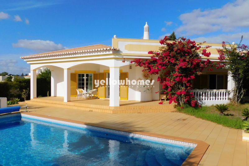 Espaçosa moradia V2 com piscina numa urbanização tranquila perto de Portimão